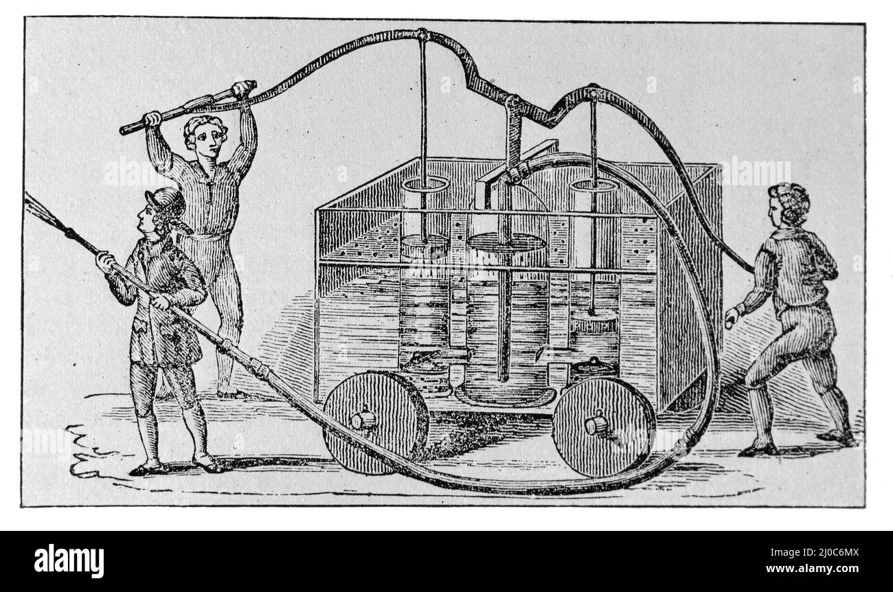 Handbetriebene Pumpe an einem frühen englischen Feuerwehrmotor. Schwarz-Weiß-Abbildung; Stockfoto