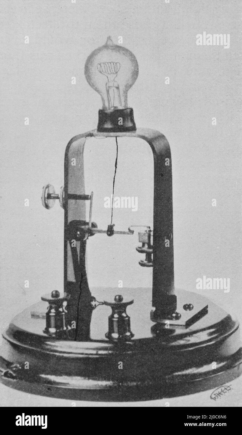Die erste elektrische Lampe von Thomas Edison. Schwarz-Weiß-Fotografie, aufgenommen um 1890s Stockfoto