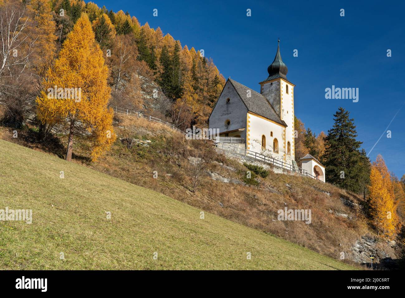 Herbstliches Lungau - Östereich die Egidikirche hoch über St. Michael - auch Ägidikirche genannt mit einer mächtigen Kalvarienberggruppe die 'Egid Stockfoto