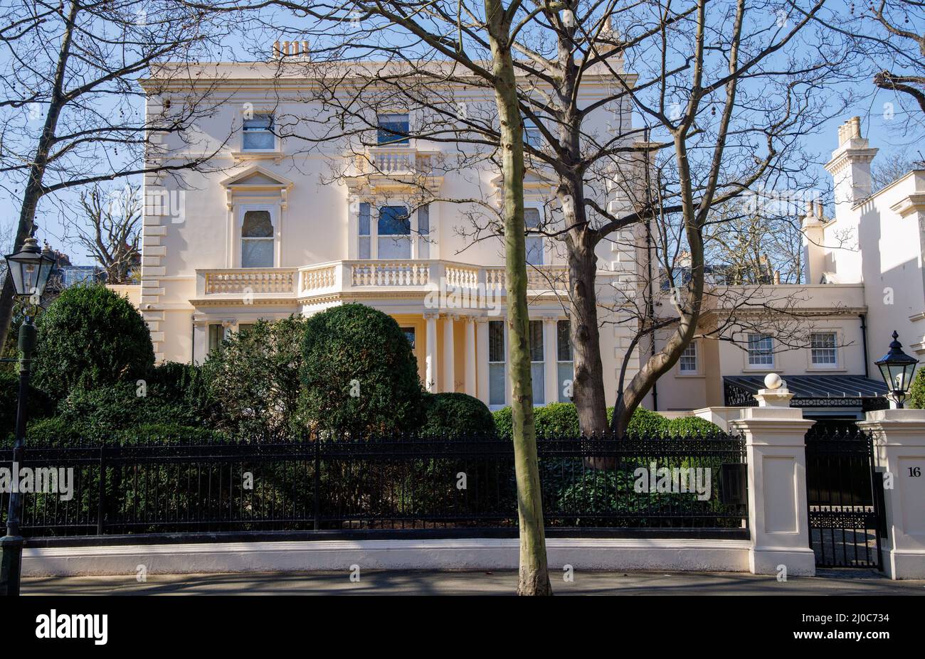 London, Großbritannien. 18. März 2022. Roman Abramovichs 15-Zimmer-Haus in Kensington, das er 2009 für £90 Millionen kaufte. Aufgrund der Sanktionen der vergangenen Woche werden alle Barmittel oder Immobilien, die der Besitzer des FC Chelsea in Großbritannien besitzt, jetzt eingefroren.Roman Abramovich scheint auf einer Mission zu sein, seine Vermögenswerte aus Europa zu holen, da die Sanktionen verschärft werden. Seine Superyacht Solaris im Wert von 430m £geht in Richtung Türkei, nachdem sie am Sonntag in Montenegro angedockt hat. Kredit: Mark Thomas/Alamy Live Nachrichten Stockfoto