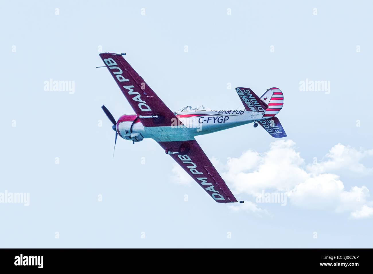 Toronto, Ontario, Kanada - 4. September 2021: Gord Price in seinem Dam Pub Flugzeug (Yak-50) bei der Toronto International Airshow Stockfoto