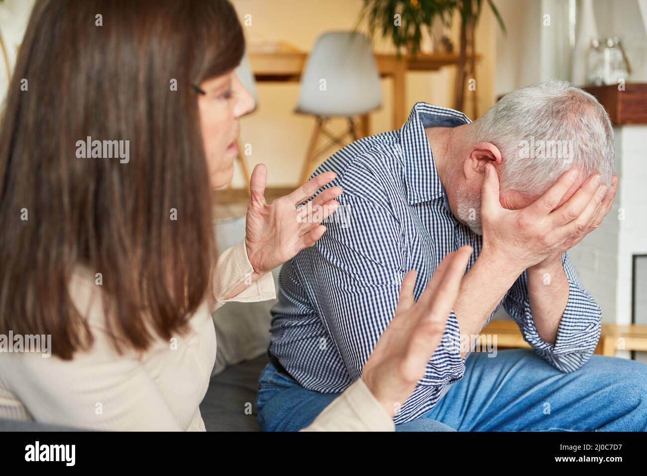 Eine ältere Frau und ein weinender Mann, der als Beziehungskonflikt argumentiert, werden geschimpft Stockfoto