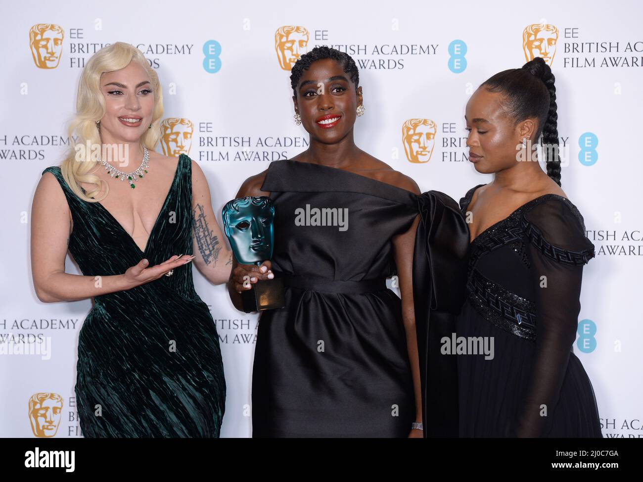 13.. März 2022, London, Großbritannien. Lady Gaga, Lashana Lynch und Bukky Bakray im Gewinnerraum bei den EE British Academy Film Awards, dem Royal Albert Ha Stockfoto