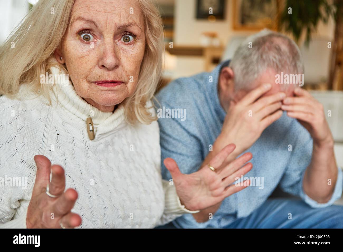 Ältere Frau zornig Streit mit traurig Senior für Beziehungskonflikt und Aggression Stockfoto