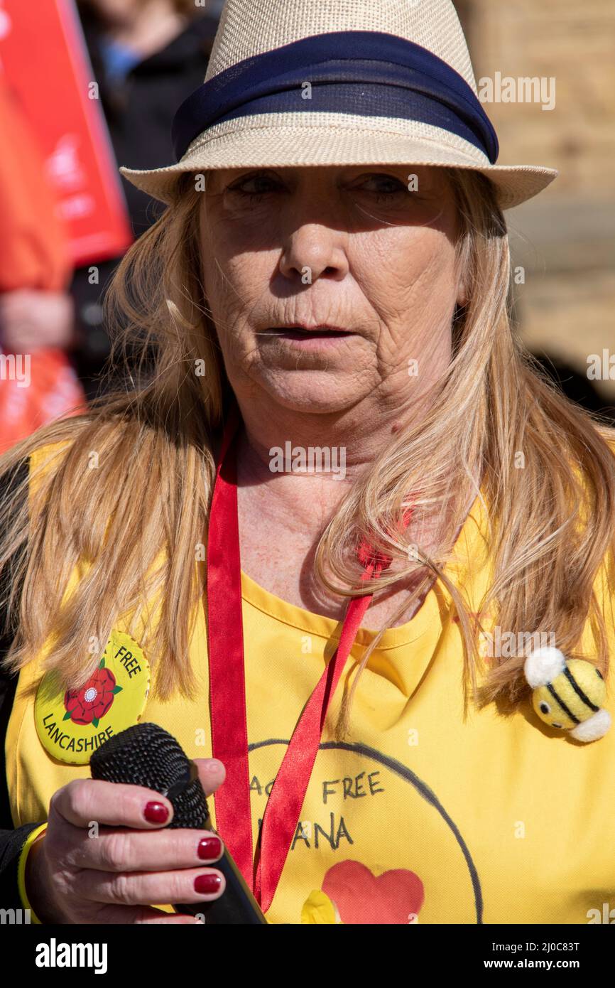 Anti-Fracking Nanas in Blackpool, Großbritannien. 18. März 2022. Tina Rothery Protests setzt sich für regierungsfeindliche Gruppen in Blackpool, Lancashire, ein. 18. März 2022; Boris Johnson wird zur Frühjahrstagung der Konservativen Partei nach Blackpool Winter Gardens zurückkehren. Die Ankunft der Delegierten für zwei Tage mit Reden und Debatten wird die wichtigste Veranstaltung in dem neuen Komplex seit der Renovierung sein. Quelle: MediaWorldImages/AlamyLiveNews Stockfoto