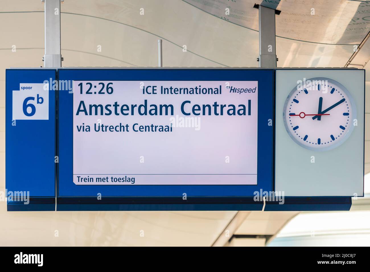 ARNHEM, NIEDERLANDE – 14. JANUAR 2014: Bahnsteigeanzeige mit Uhr auf einem niederländischen Bahnhof in Arnhem, die die Abfahrtszeit anzeigt Stockfoto