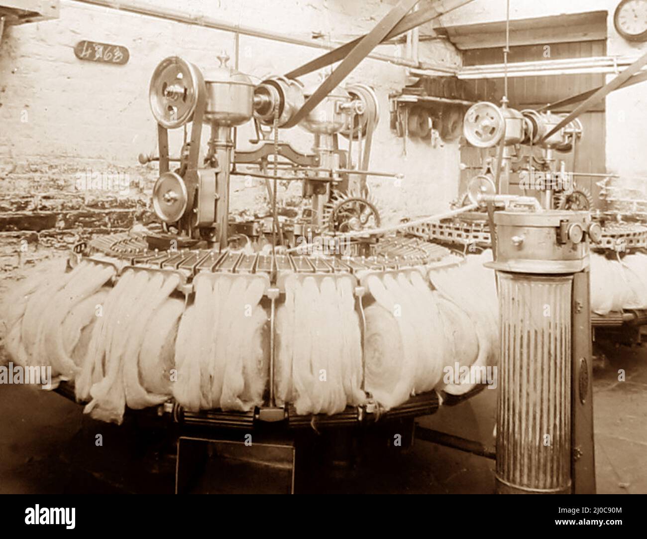 Kreisförmige Kammmaschine in einer Wollmühle in Bradford, Yorkshire, spätviktorianische Periode Stockfoto