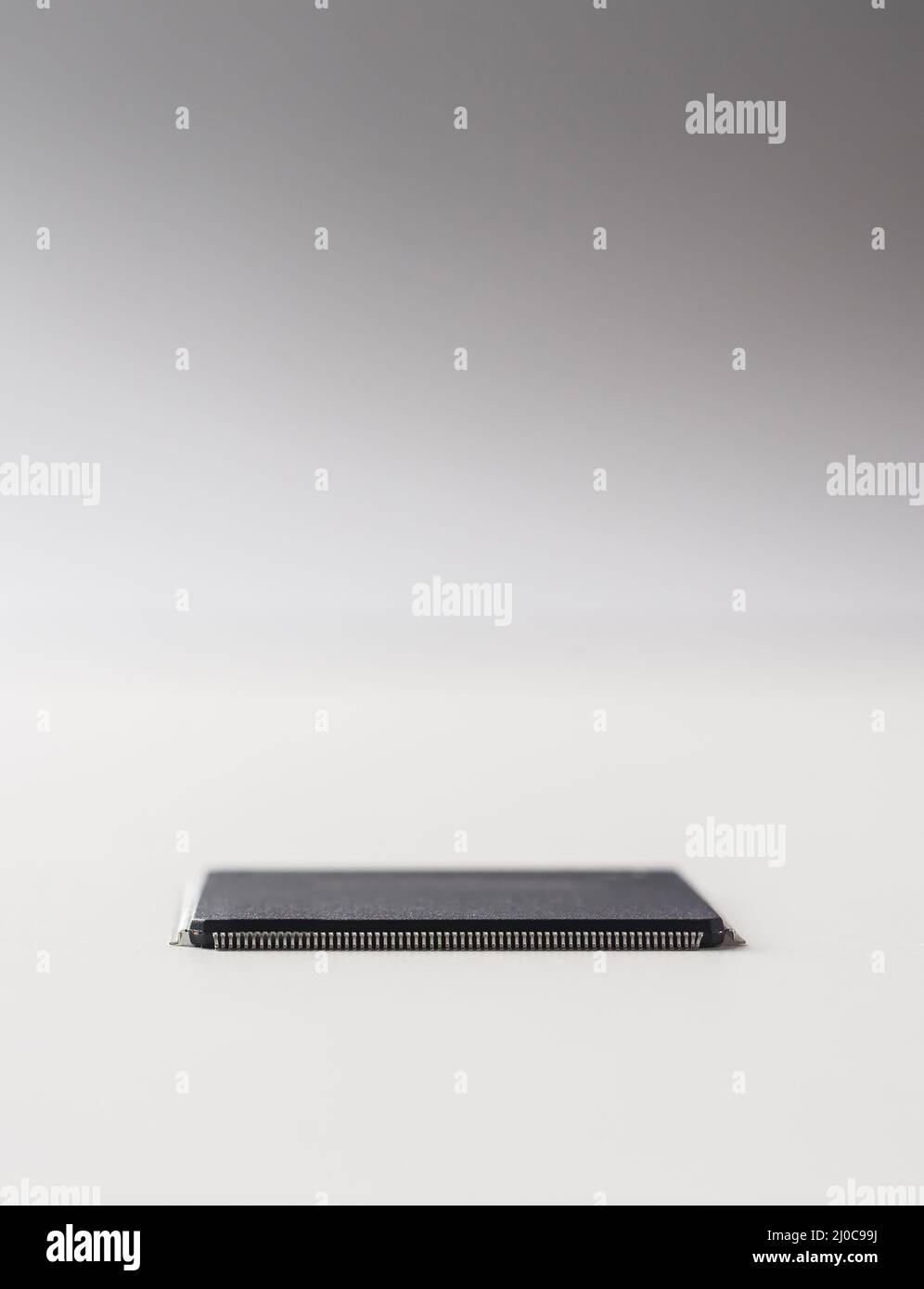 Business Konzept - Halbleiter IC chip isolierten auf grauen Hintergrund. Stockfoto