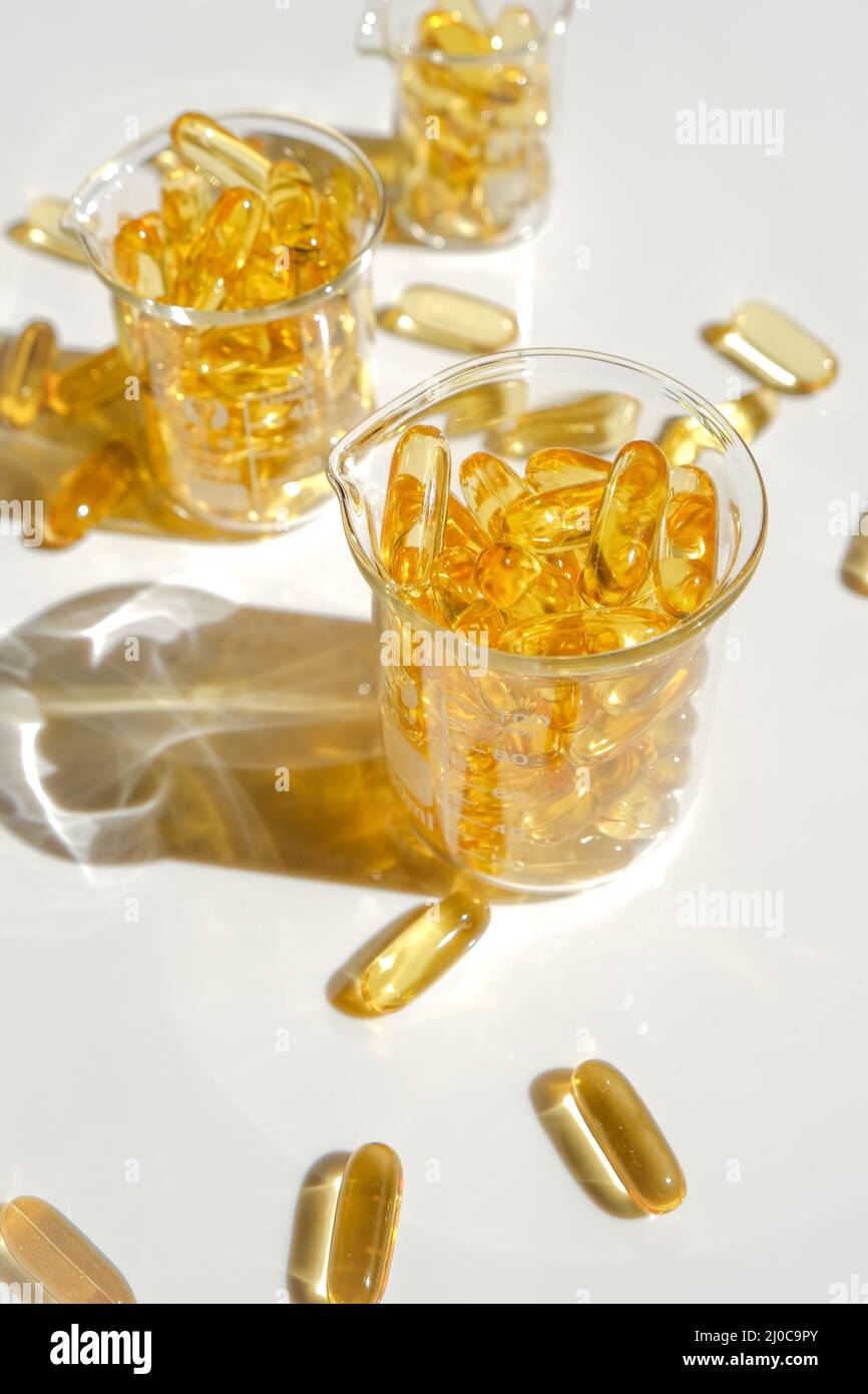 Fischöl-Kapseln in transparenten Laborflaschen.gesunde Ernährung und Nahrungsergänzungsmittel.Omega-Fettsäuren.natürliche Nahrungsergänzungsmittel und Vitamin Stockfoto