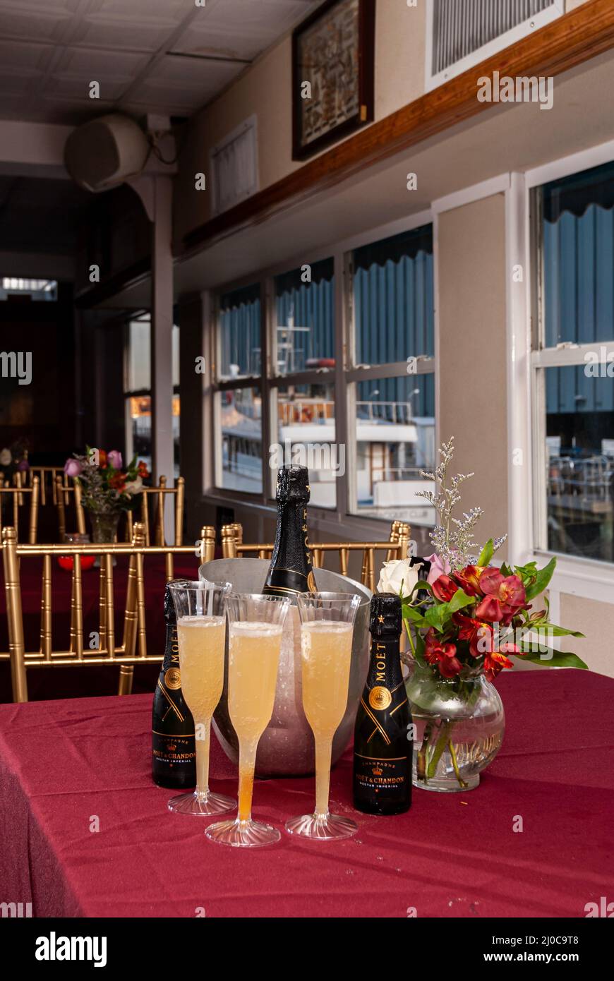 Die Paddle Wheel Queen ist ein erneuertes, von der Küstenwache zertifiziertes Charterboot an der Skyport Marina am East River, NYC Stockfoto