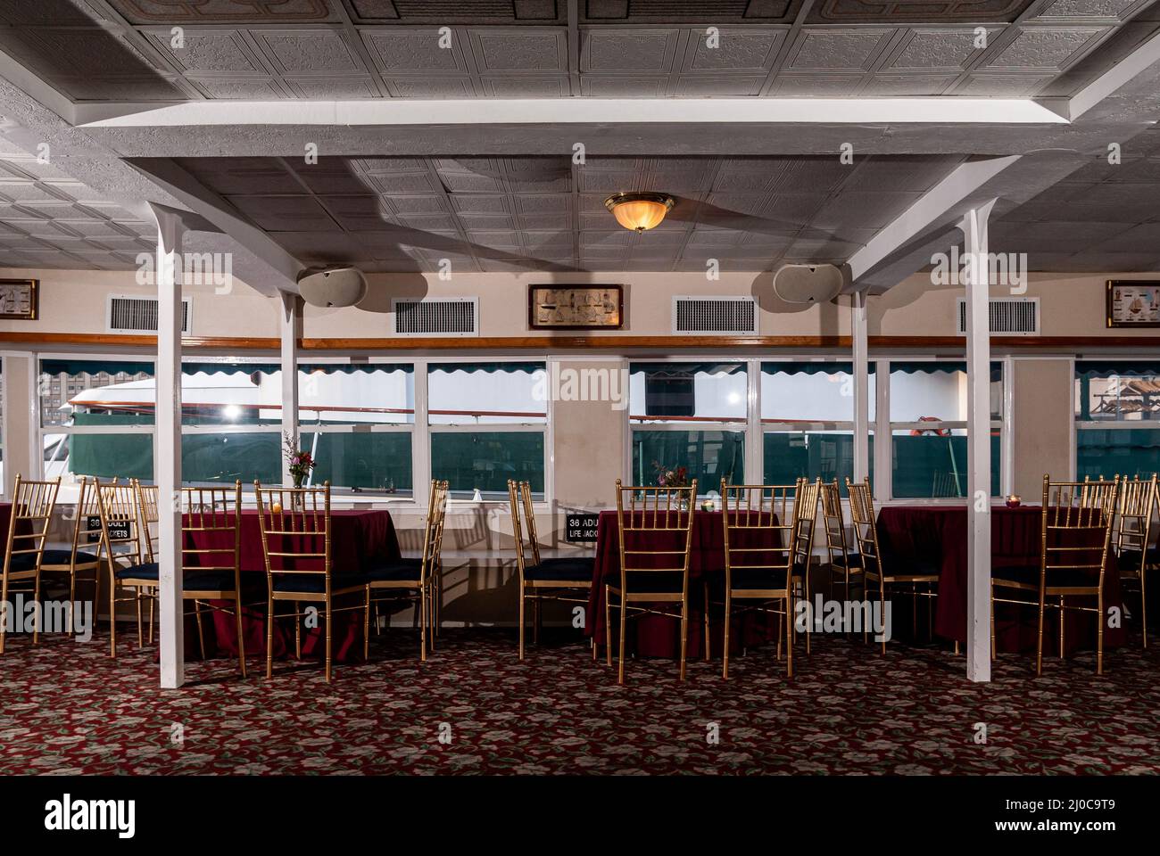 Die Paddle Wheel Queen ist ein erneuertes, von der Küstenwache zertifiziertes Charterboot an der Skyport Marina am East River, NYC Stockfoto