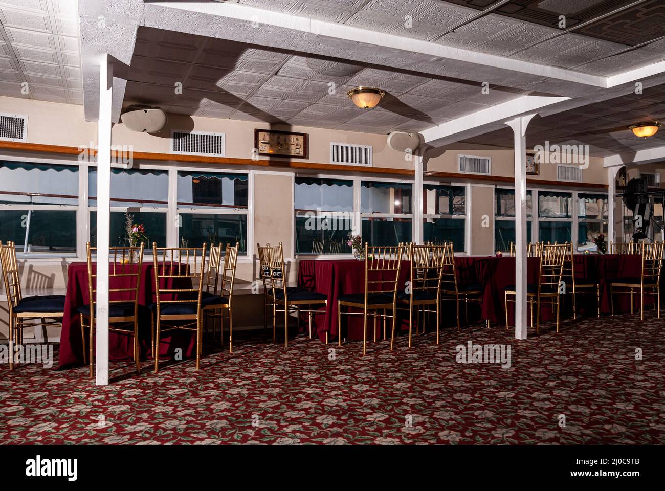 Die Paddle Wheel Queen ist ein erneuertes, von der Küstenwache zertifiziertes Charterboot an der Skyport Marina am East River, NYC Stockfoto
