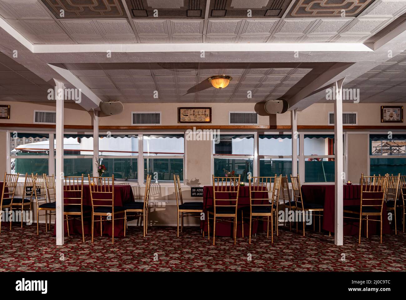 Die Paddle Wheel Queen ist ein erneuertes, von der Küstenwache zertifiziertes Charterboot an der Skyport Marina am East River, NYC Stockfoto