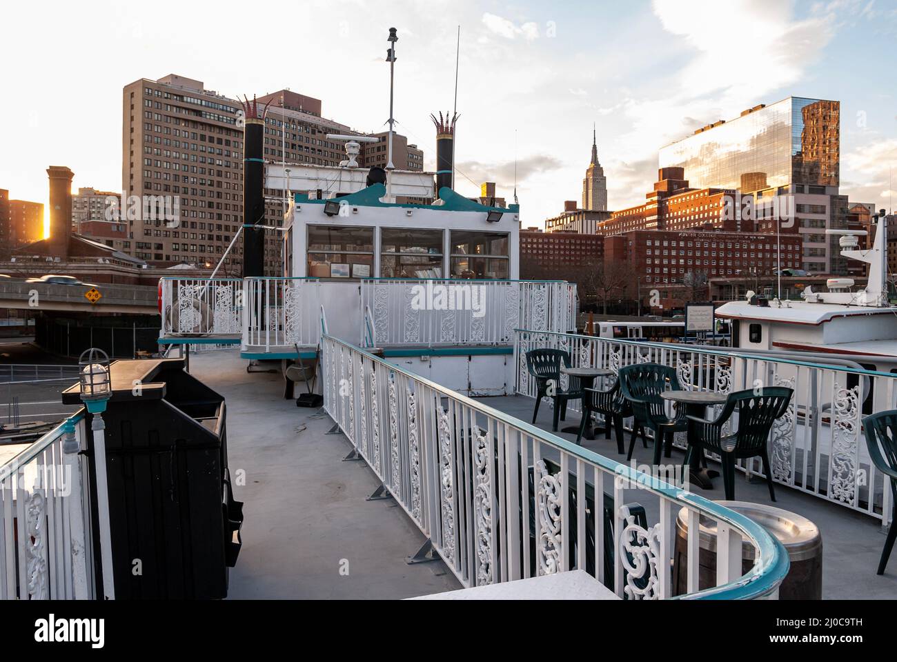 Die Paddle Wheel Queen ist ein erneuertes, von der Küstenwache zertifiziertes Charterboot an der Skyport Marina am East River, NYC Stockfoto