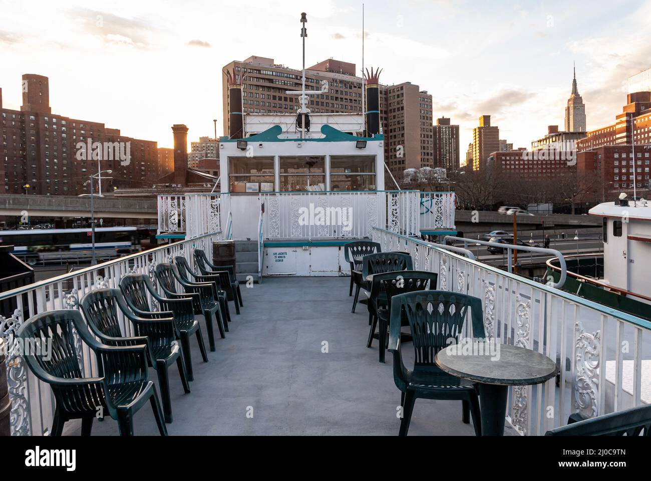 Die Paddle Wheel Queen ist ein erneuertes, von der Küstenwache zertifiziertes Charterboot an der Skyport Marina am East River, NYC Stockfoto