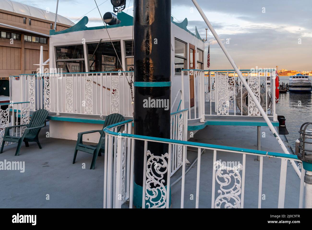 Die Paddle Wheel Queen ist ein erneuertes, von der Küstenwache zertifiziertes Charterboot an der Skyport Marina am East River, NYC Stockfoto