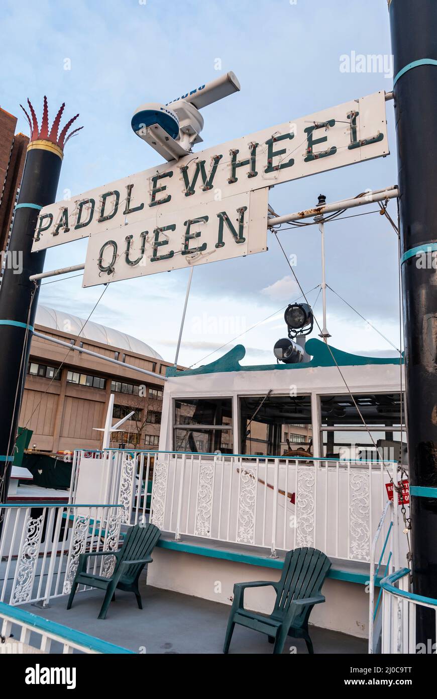 Die Paddle Wheel Queen ist ein erneuertes, von der Küstenwache zertifiziertes Charterboot an der Skyport Marina am East River, NYC Stockfoto