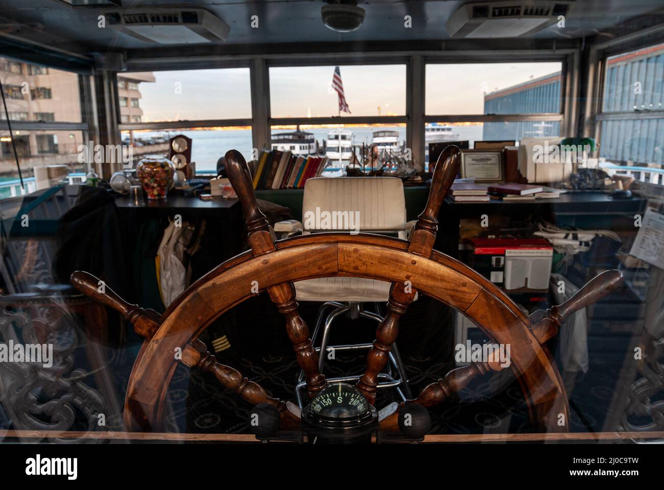 Die Paddle Wheel Queen ist ein erneuertes, von der Küstenwache zertifiziertes Charterboot an der Skyport Marina am East River, NYC Stockfoto