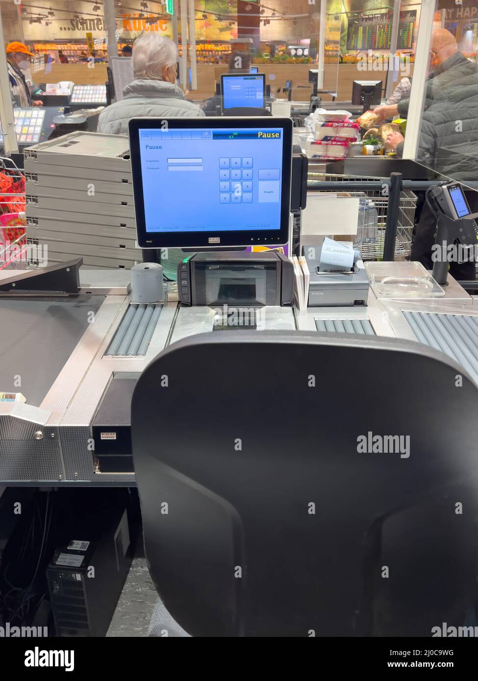 Karlsruhe, Deutschland - 12. März 2022: Kassenschalter im Supermarkt ohne Arbeiter und Pause-Text auf dem Display Stockfoto