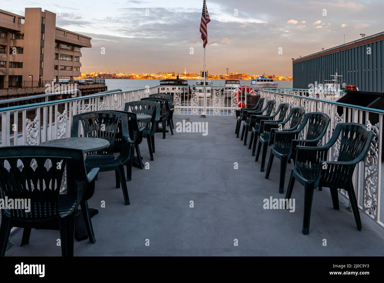 Die Paddle Wheel Queen ist ein erneuertes, von der Küstenwache zertifiziertes Charterboot an der Skyport Marina am East River, NYC Stockfoto