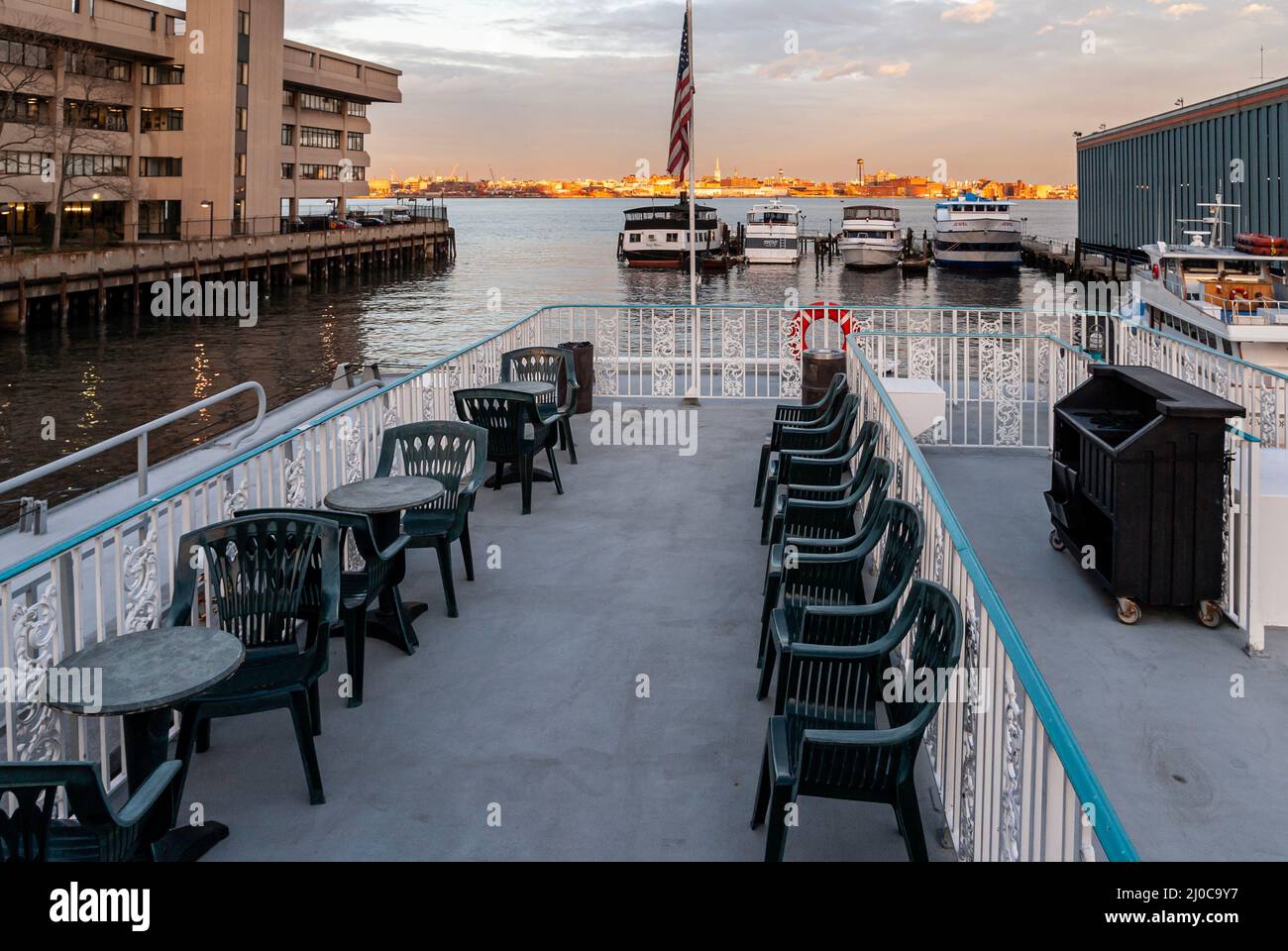 Die Paddle Wheel Queen ist ein erneuertes, von der Küstenwache zertifiziertes Charterboot an der Skyport Marina am East River, NYC Stockfoto