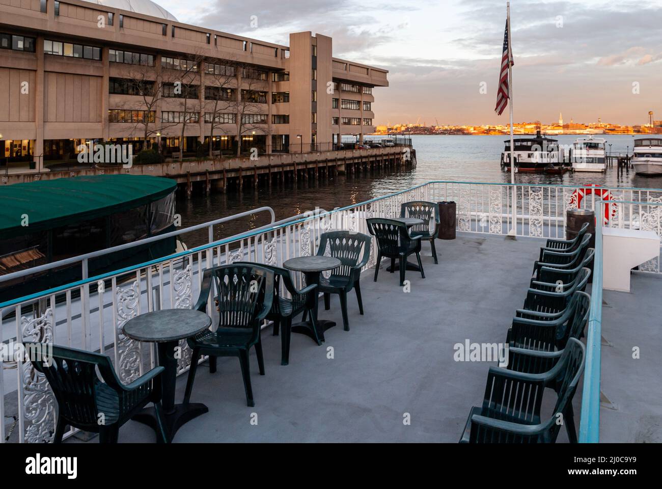 Die Paddle Wheel Queen ist ein erneuertes, von der Küstenwache zertifiziertes Charterboot an der Skyport Marina am East River, NYC Stockfoto