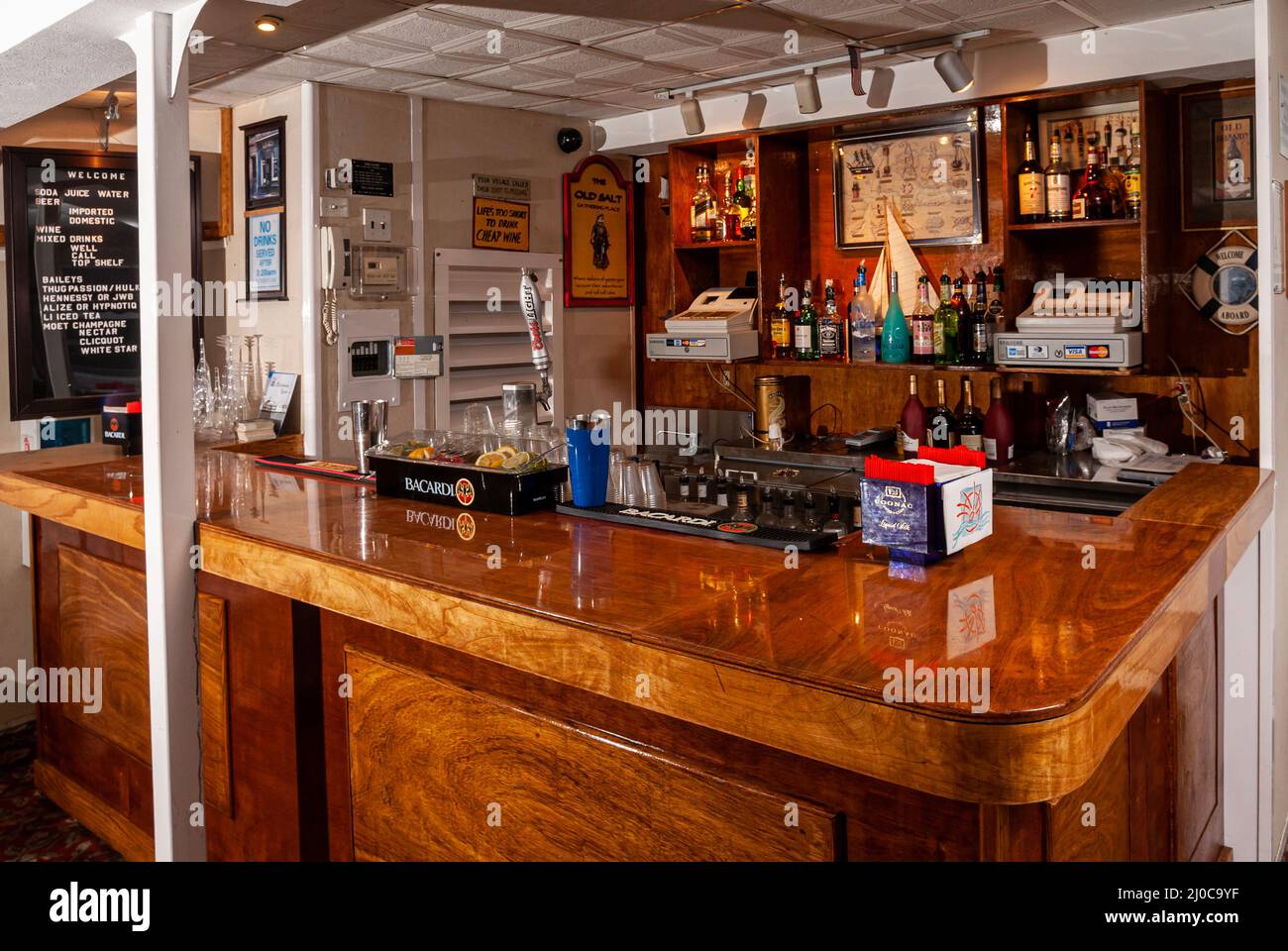 Die Paddle Wheel Queen ist ein erneuertes, von der Küstenwache zertifiziertes Charterboot an der Skyport Marina am East River, NYC Stockfoto
