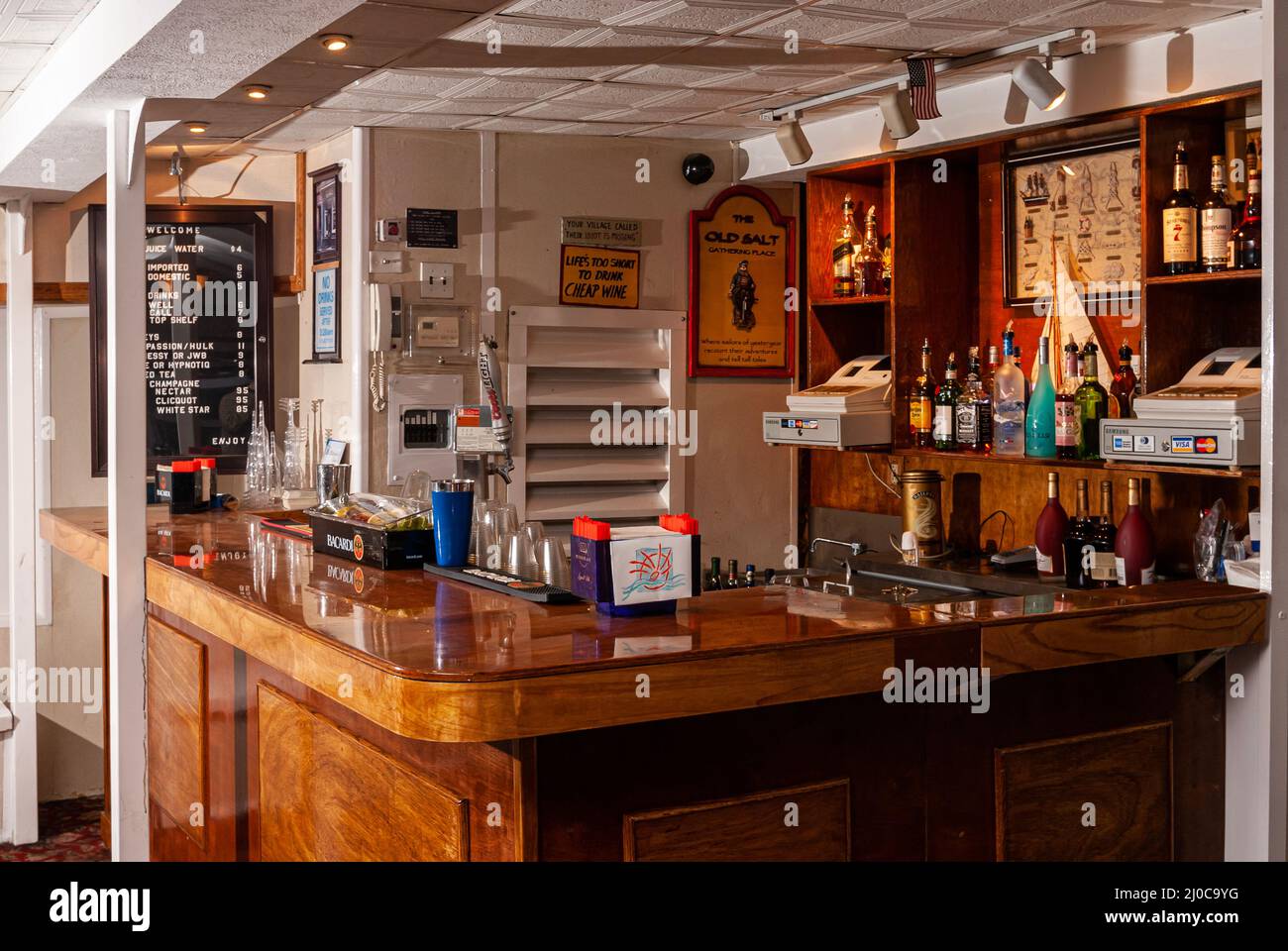 Die Paddle Wheel Queen ist ein erneuertes, von der Küstenwache zertifiziertes Charterboot an der Skyport Marina am East River, NYC Stockfoto
