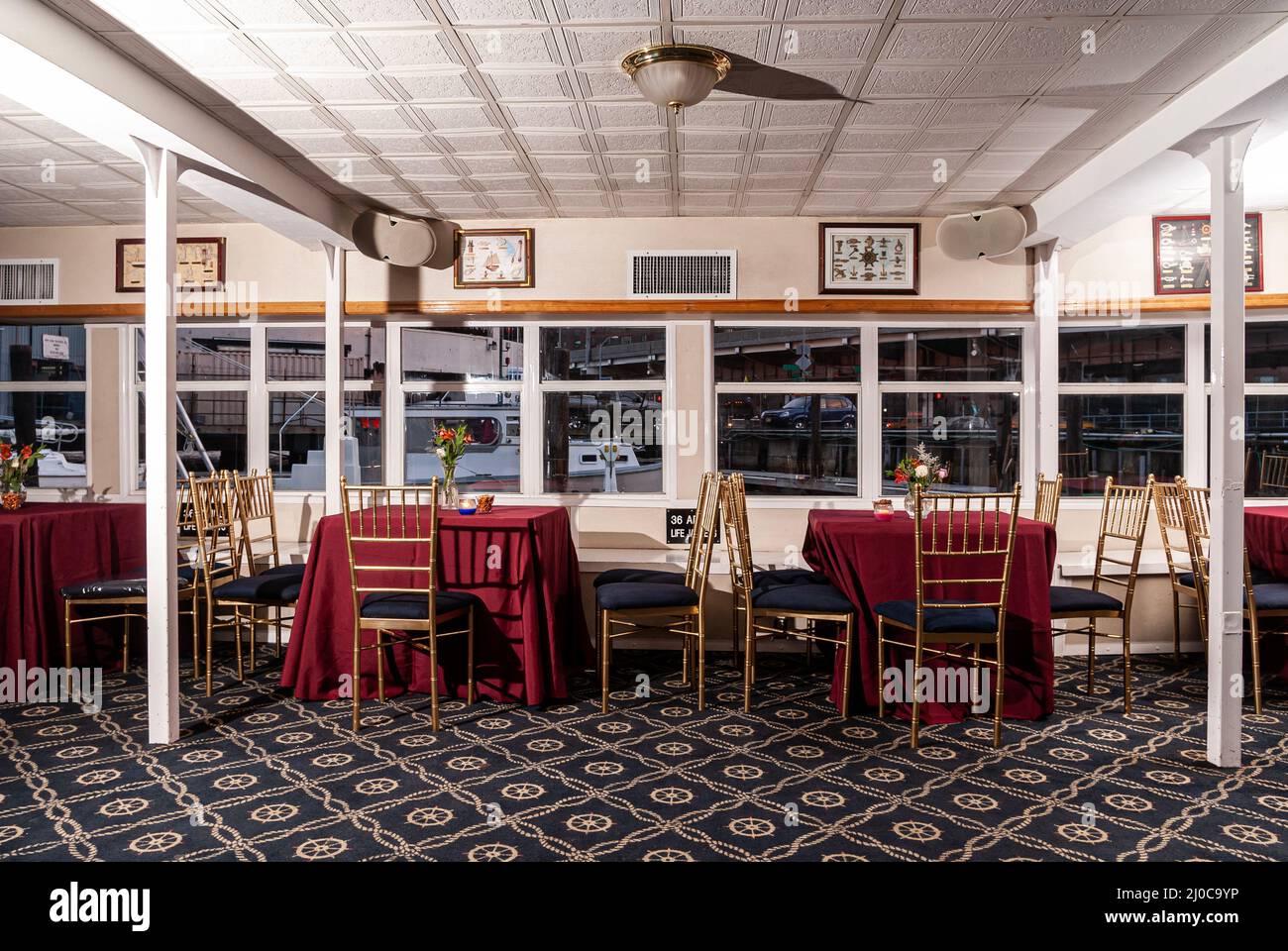 Die Paddle Wheel Queen ist ein erneuertes, von der Küstenwache zertifiziertes Charterboot an der Skyport Marina am East River, NYC Stockfoto