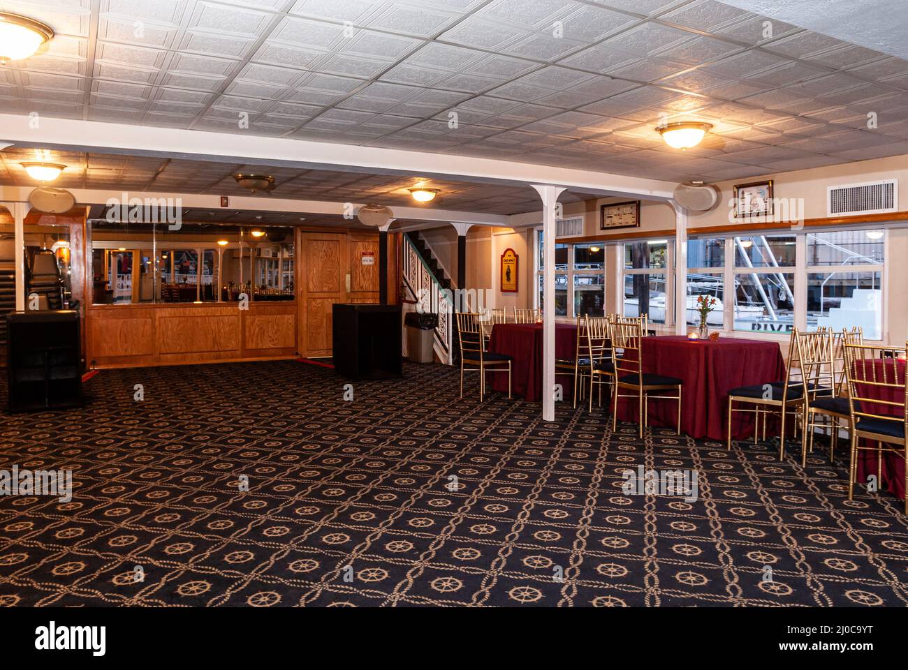 Die Paddle Wheel Queen ist ein erneuertes, von der Küstenwache zertifiziertes Charterboot an der Skyport Marina am East River, NYC Stockfoto