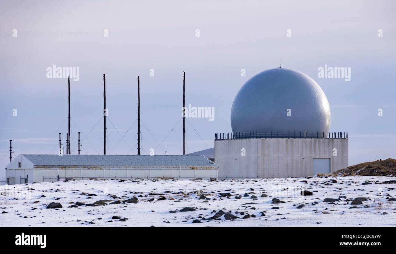 Ehemalige NATO-Radar- und Funkstation mit Telekommunikationsmasten und Antennen, jetzt ein ziviles ARSR-Radar für die Flugsicherung, Stokknes, Island Stockfoto