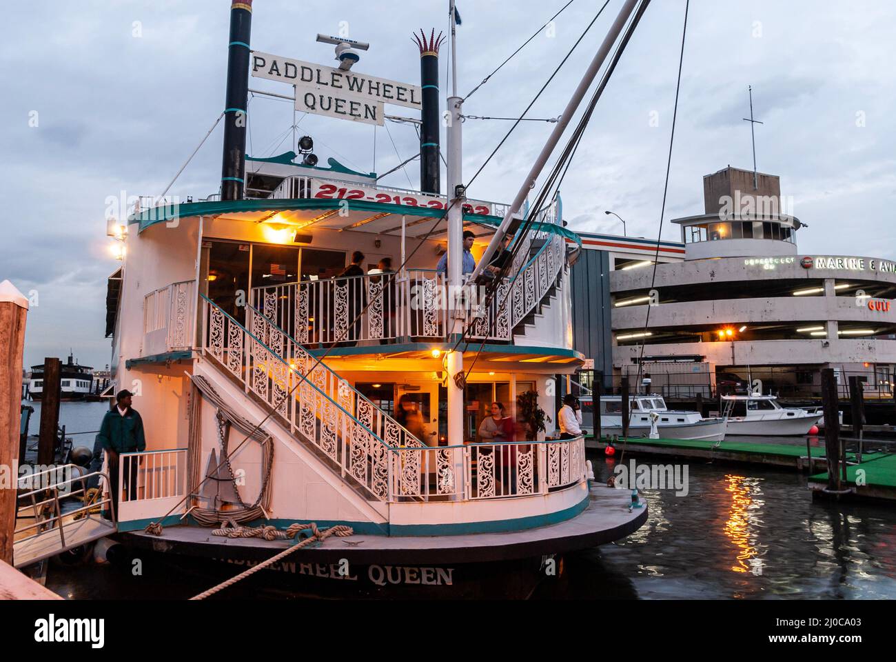 Die Paddle Wheel Queen ist ein erneuertes, von der Küstenwache zertifiziertes Charterboot an der Skyport Marina am East River, NYC Stockfoto