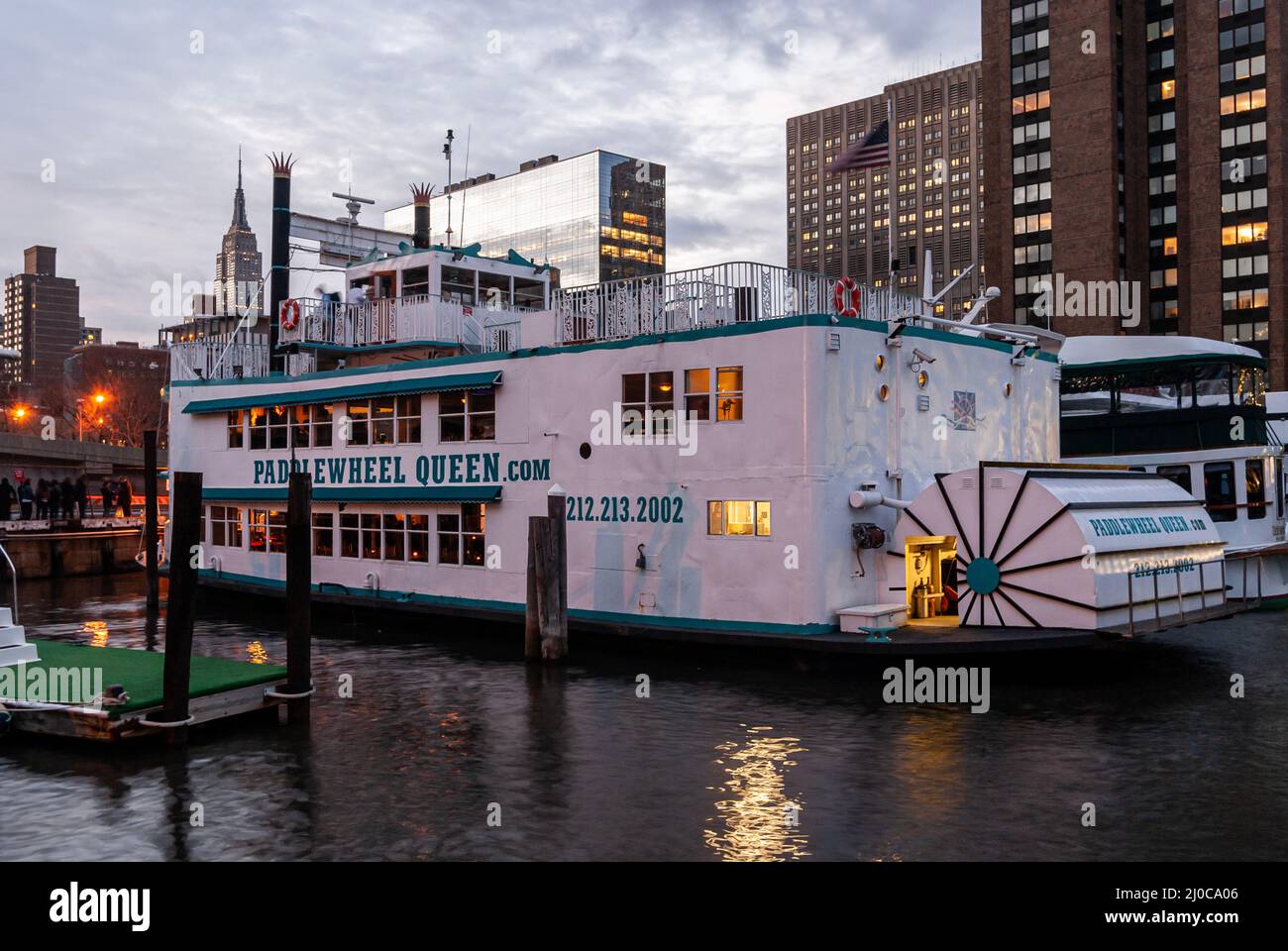 Die Paddle Wheel Queen ist ein erneuertes, von der Küstenwache zertifiziertes Charterboot an der Skyport Marina am East River, NYC Stockfoto