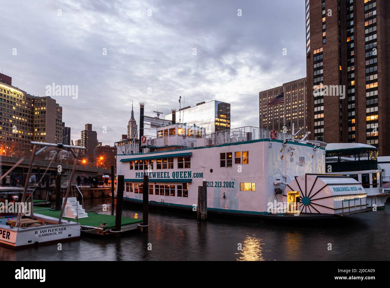 Die Paddle Wheel Queen ist ein erneuertes, von der Küstenwache zertifiziertes Charterboot an der Skyport Marina am East River, NYC Stockfoto