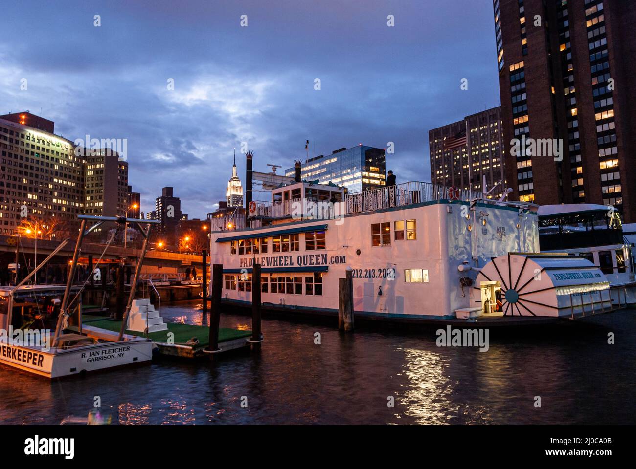 Die Paddle Wheel Queen ist ein erneuertes, von der Küstenwache zertifiziertes Charterboot an der Skyport Marina am East River, NYC Stockfoto