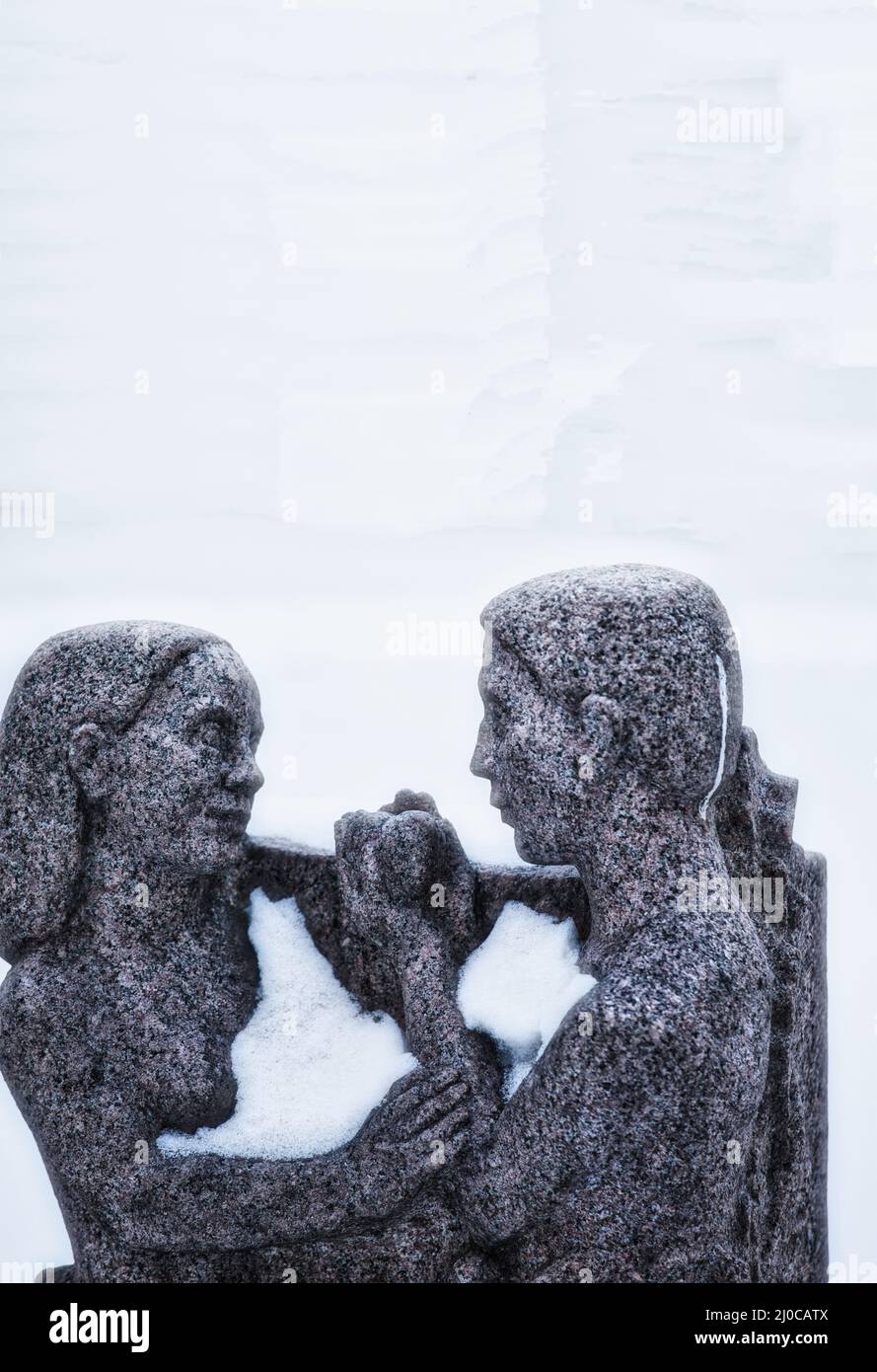 Schnee auf zwei geschnitzten Figuren Teil von 'Morgon' von Ivar Johnsson 1962, Brantingtorget, Gamla Stan, Stockholm, Schweden Stockfoto
