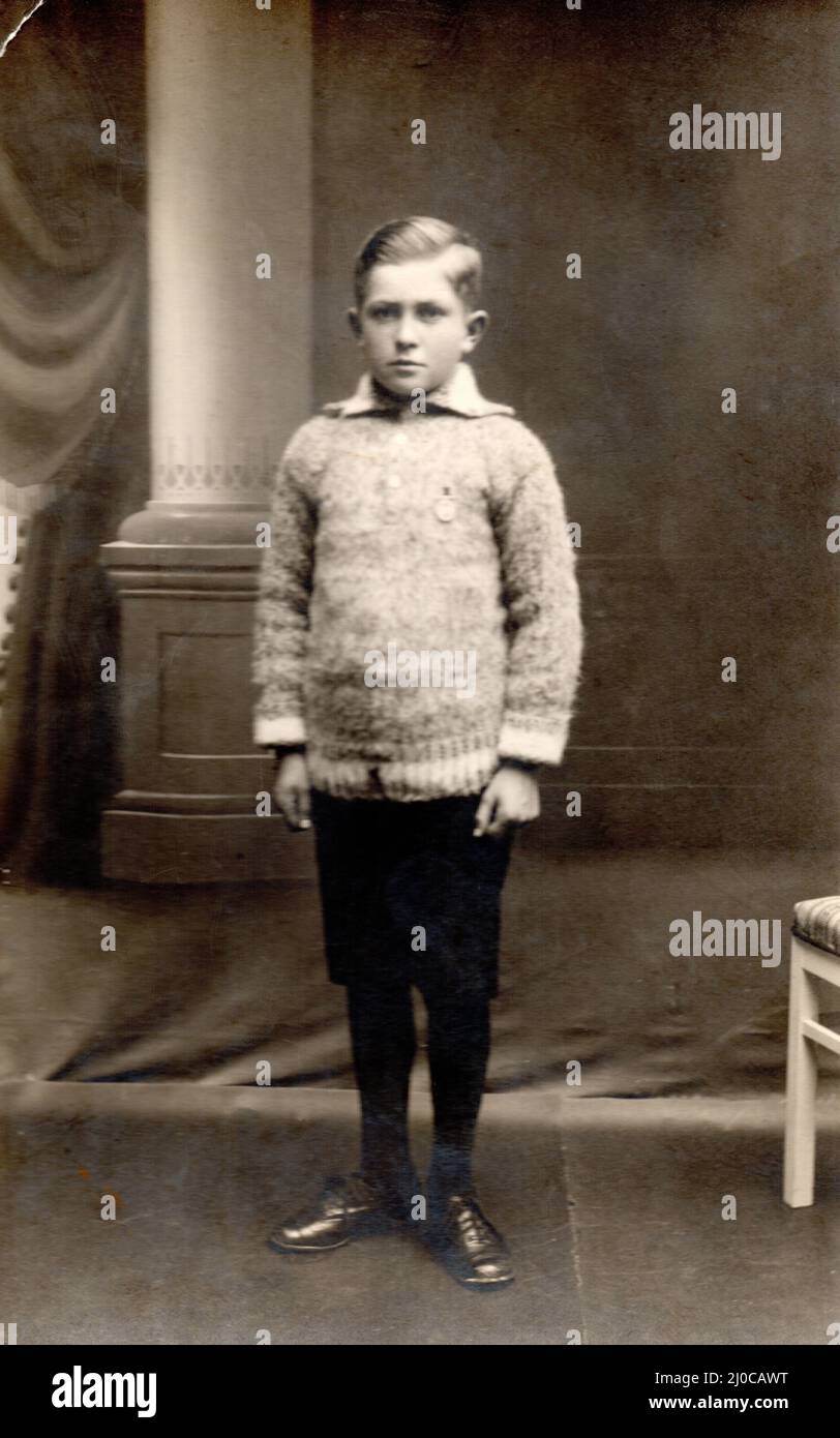 Authentische Vintage-Foto-Studio-Aufnahme eines Jungen mit ernstem Ausdruck im Pullover mit Blick auf die Kamera, Schweden Stockfoto