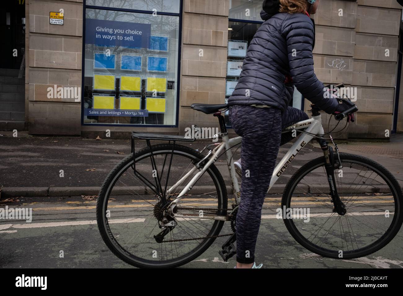 Glasgow, Großbritannien. 18. März 2022. Immobilienmakler im cityÕs West End zeigen ihre Unterstützung für die Ukraine, die von Russland eingedrungen ist, indem sie ukrainische Flaggen in ihren Fenstern anstelle von Hauslisten in Glasgow, Großbritannien, zeigen. 18. März 2022. Foto: Jeremy Sutton-Hibbert/Alamy Live News. Stockfoto