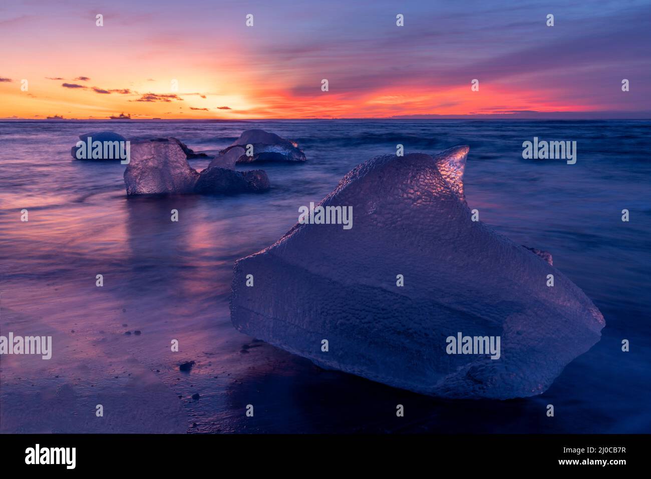 sonnenaufgang und Eisberge am Diamond Beach, Breidamerkursandur, Südostisland Stockfoto