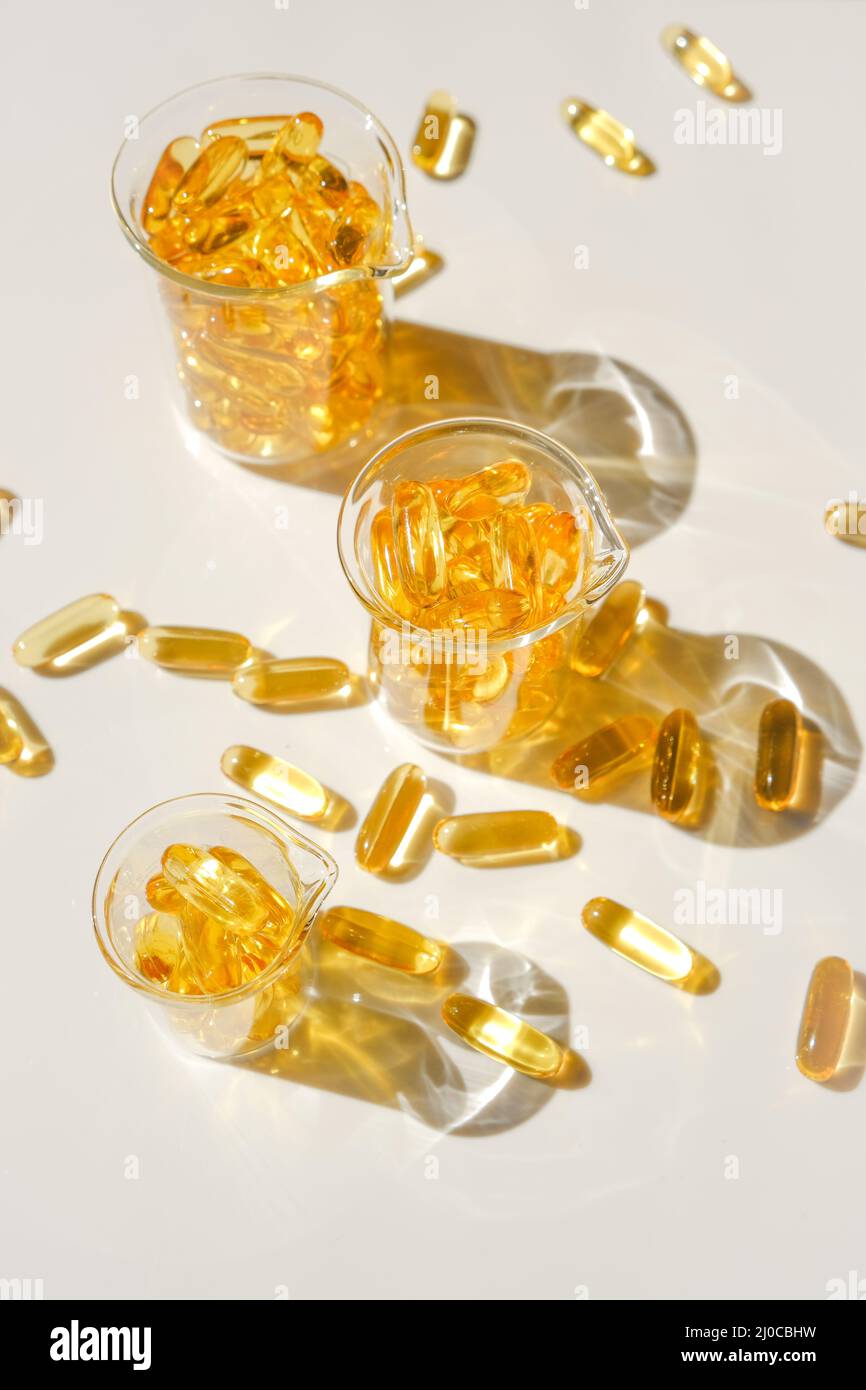 Fischöl Gelatine Kapseln in Labor transparente Flaschen.gesunde Ernährung und Nahrungsergänzungsmittel.Omega-Fettsäuren.Kapseln Fischöl.Natural Stockfoto