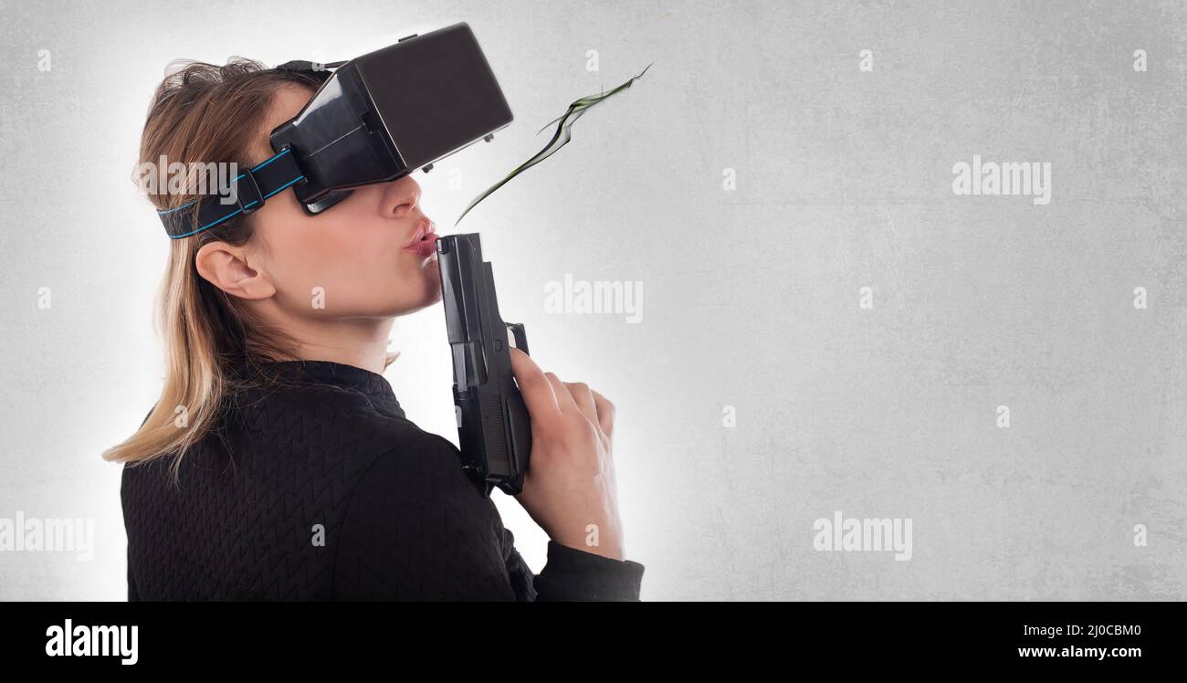 Frau spielen VR-Shooter-Spiel mit Virtual-Reality-Pistole und VR-Brille. Studioaufnahmen. Für Text platzieren Stockfoto