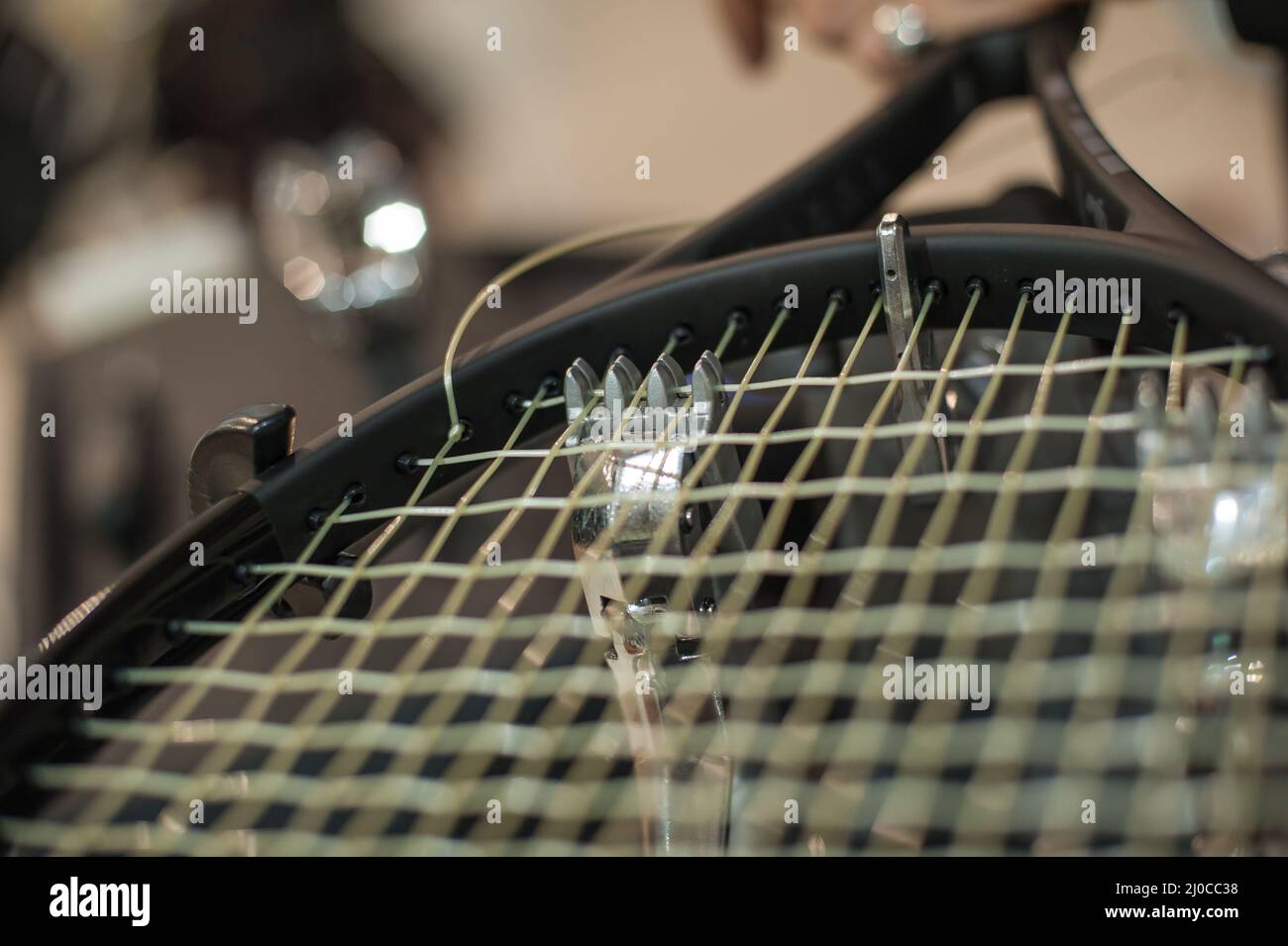 Schlägerbesaitung. Detail des Tennisschlägers in der Stringing-Maschine Stockfoto