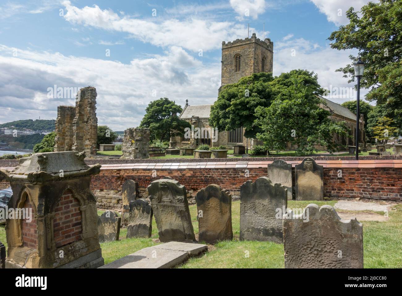 St Mary's Church, eine Pfarrkirche, die letzte Ruhestätte der englischen Schriftstellerin und Dichterin Anne Bronte, Scarborough, North Yorkshire, Großbritannien. Stockfoto