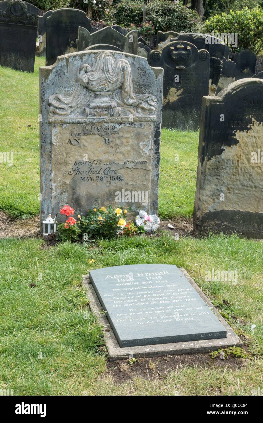 Das Grab der Schriftstellerin und Dichterin Anne Bronte auf dem Friedhof der St. Mary's Church, einer Pfarrkirche in Scarborough, North Yorkshire, Großbritannien. Stockfoto