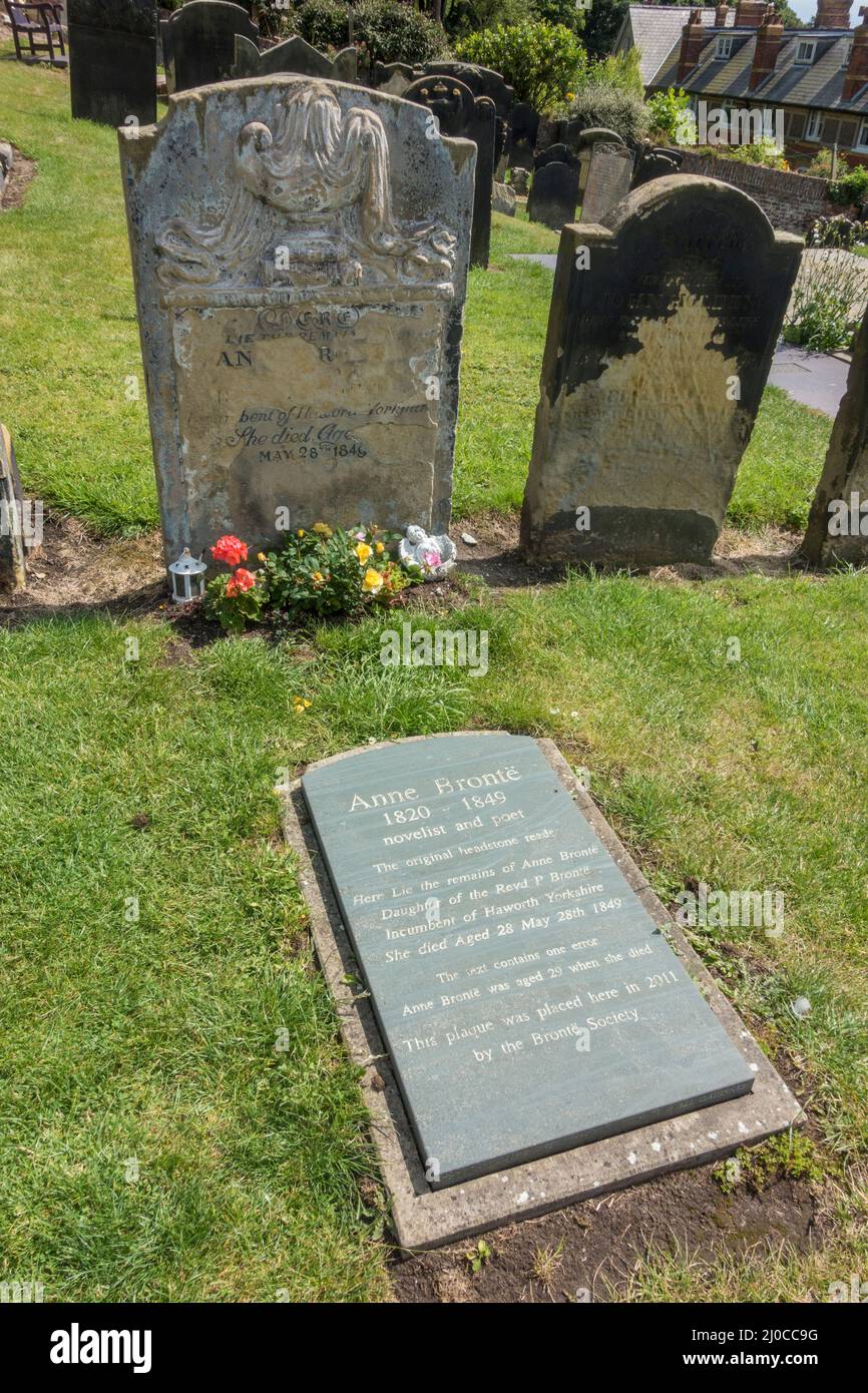 Das Grab der Schriftstellerin und Dichterin Anne Bronte auf dem Friedhof der St. Mary's Church, einer Pfarrkirche in Scarborough, North Yorkshire, Großbritannien. Stockfoto