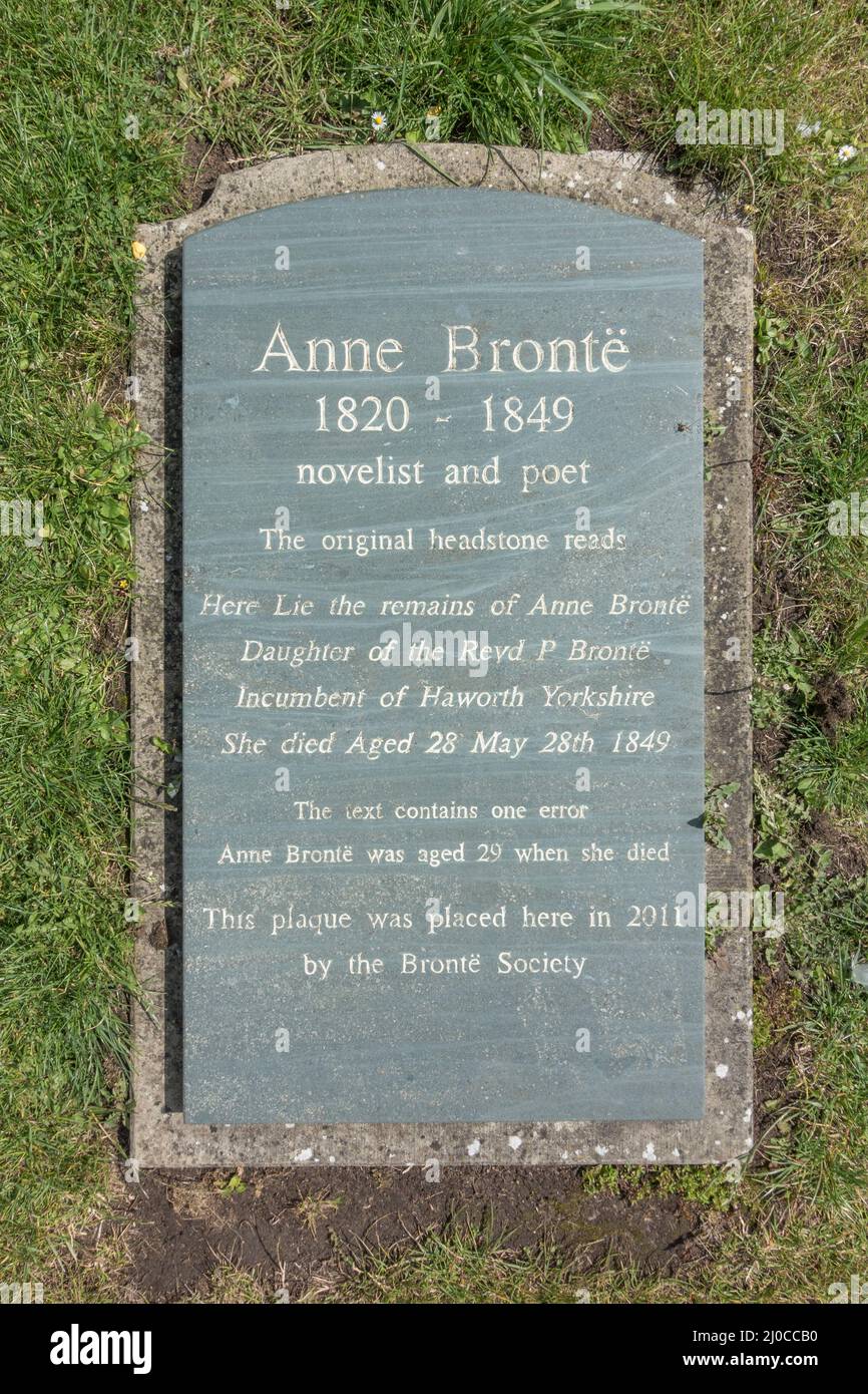 Der neue Kopfton auf dem Grab der Schriftstellerin und Dichterin Anne Bronte, St. Mary's Church, einer Pfarrkirche in Scarborough, North Yorkshire, Großbritannien. Stockfoto