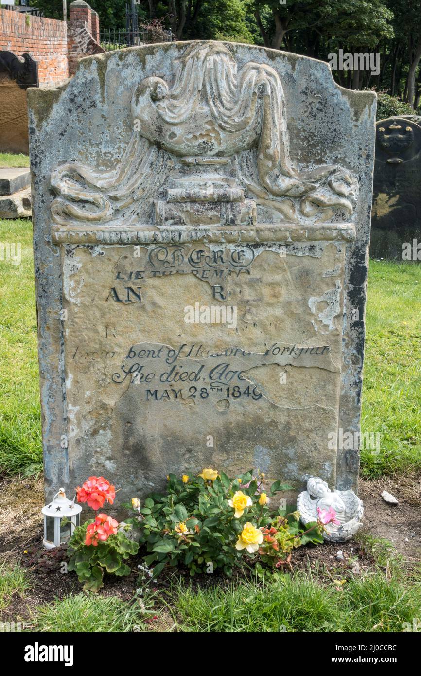 Originalgrabstein der Schriftstellerin und Dichterin Anne Bronte, St. Mary's Church, einer Pfarrkirche in Scarborough, North Yorkshire, Großbritannien. Stockfoto