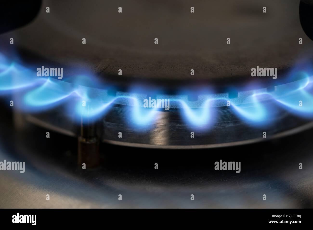 Eine blaue Flamme auf einem Gaskocher in England. Thema: Energiepreisgrenze, steigende Energiekosten, Gasversorgung, Gaslieferungen, russisches Gas, Hohe Inflation Stockfoto