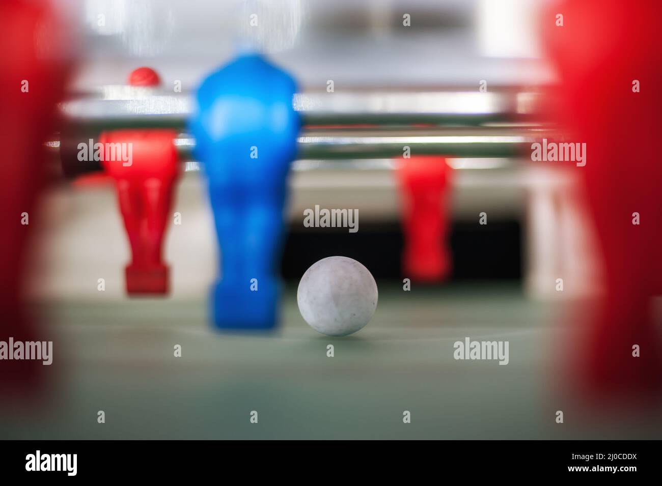 Nahaufnahme des Tischfußballspiels mit roten und blauen Spielern Stockfoto