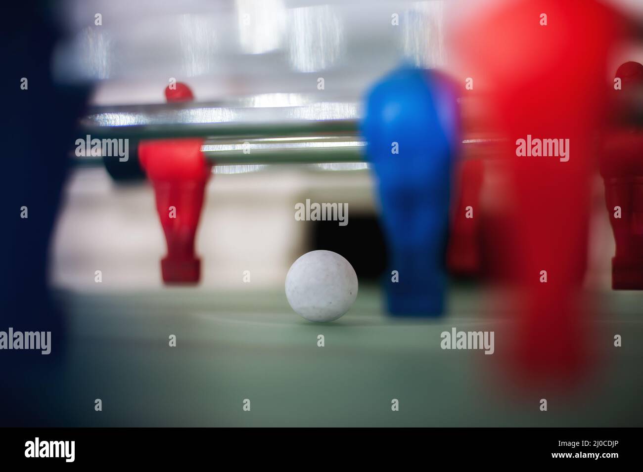 Nahaufnahme des Tischfußballspiels mit roten und blauen Spielern Stockfoto